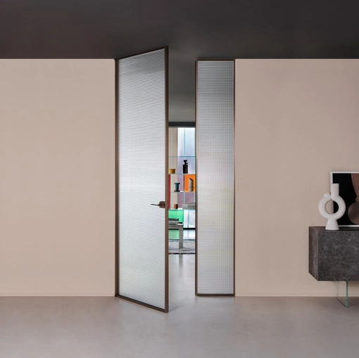 Porta per interni a filo muro Sherazade Double Swing in vetro con telaio in alluminio Plain di Glas Italia