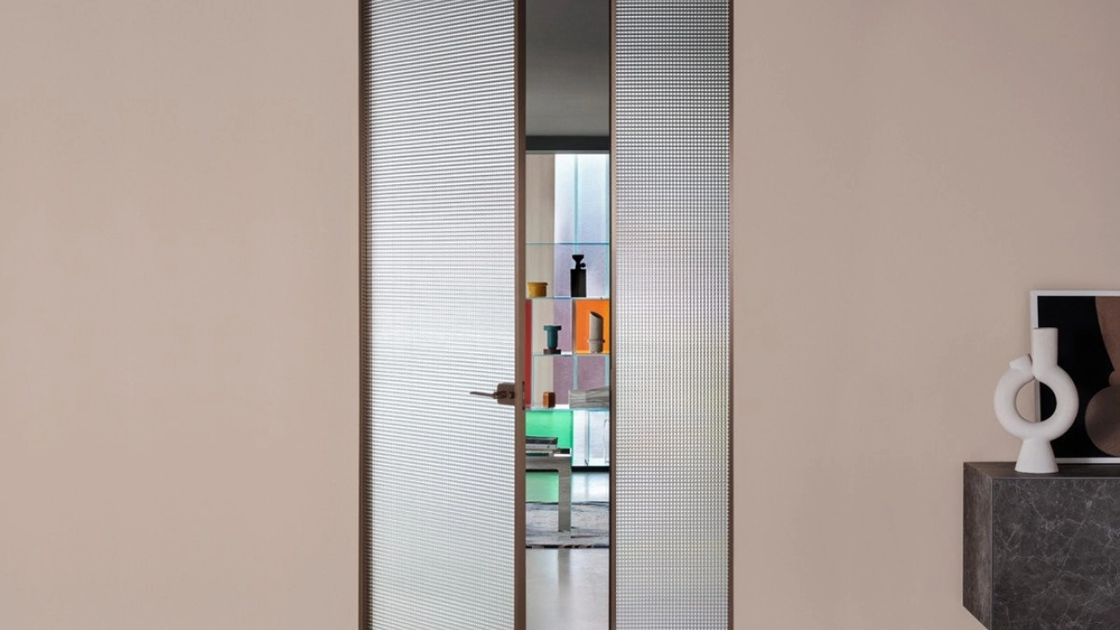 Porta per interni a filo muro Sherazade Double Swing in vetro con telaio in alluminio Plain di Glas Italia