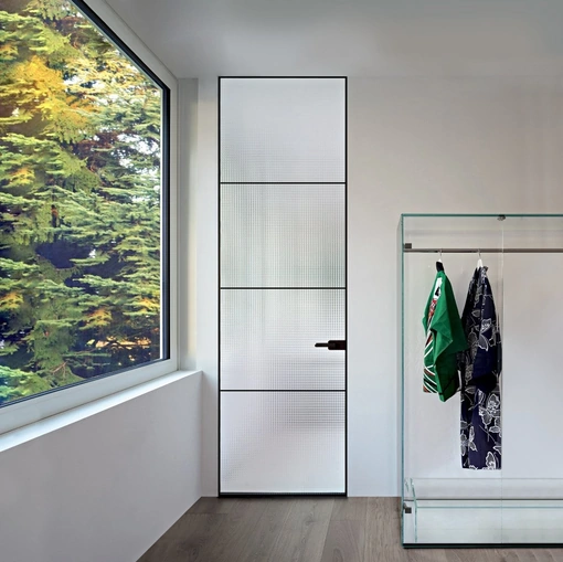 Porta per interni Sherazade Swing Plain Plus in vetro con telaio in alluminio di Glas Italia