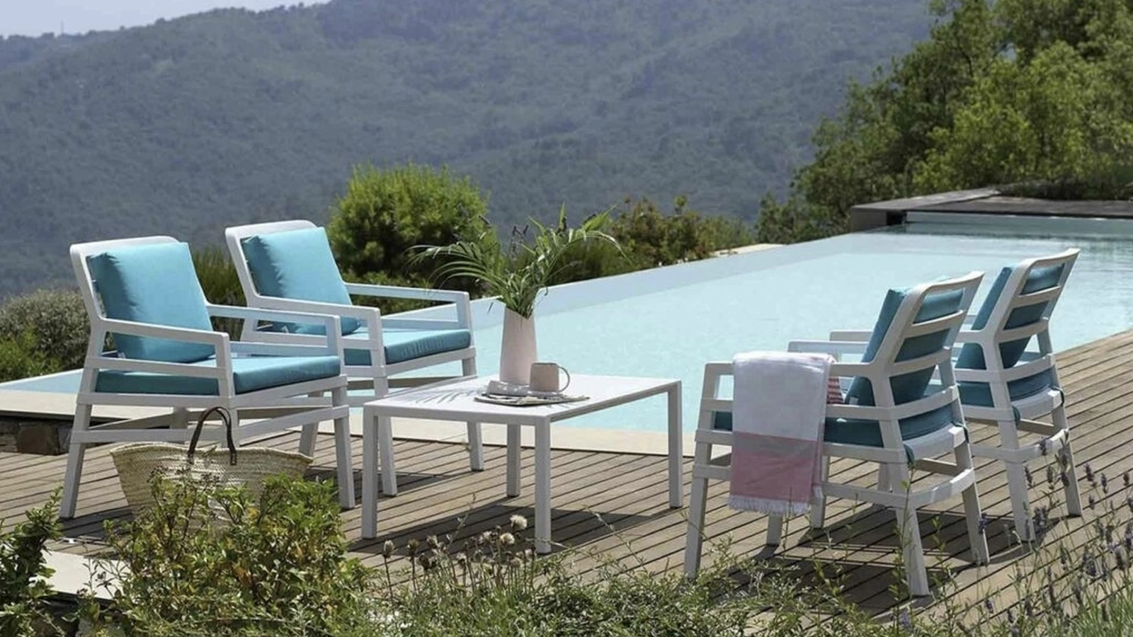 Poltroncine Aria in metallo verniciato Bianco con cuscini in tessuto imbottito di Sedie Brianza