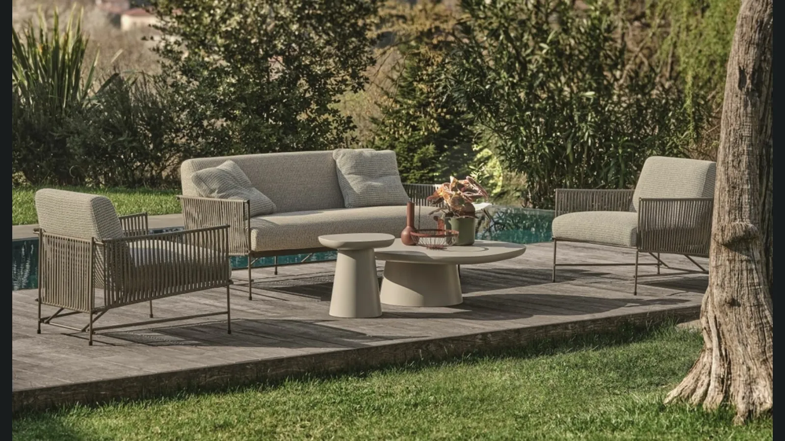 Divano Kyo in tessuto imbottito con struttura in corda intrecciata di Ditre Italia