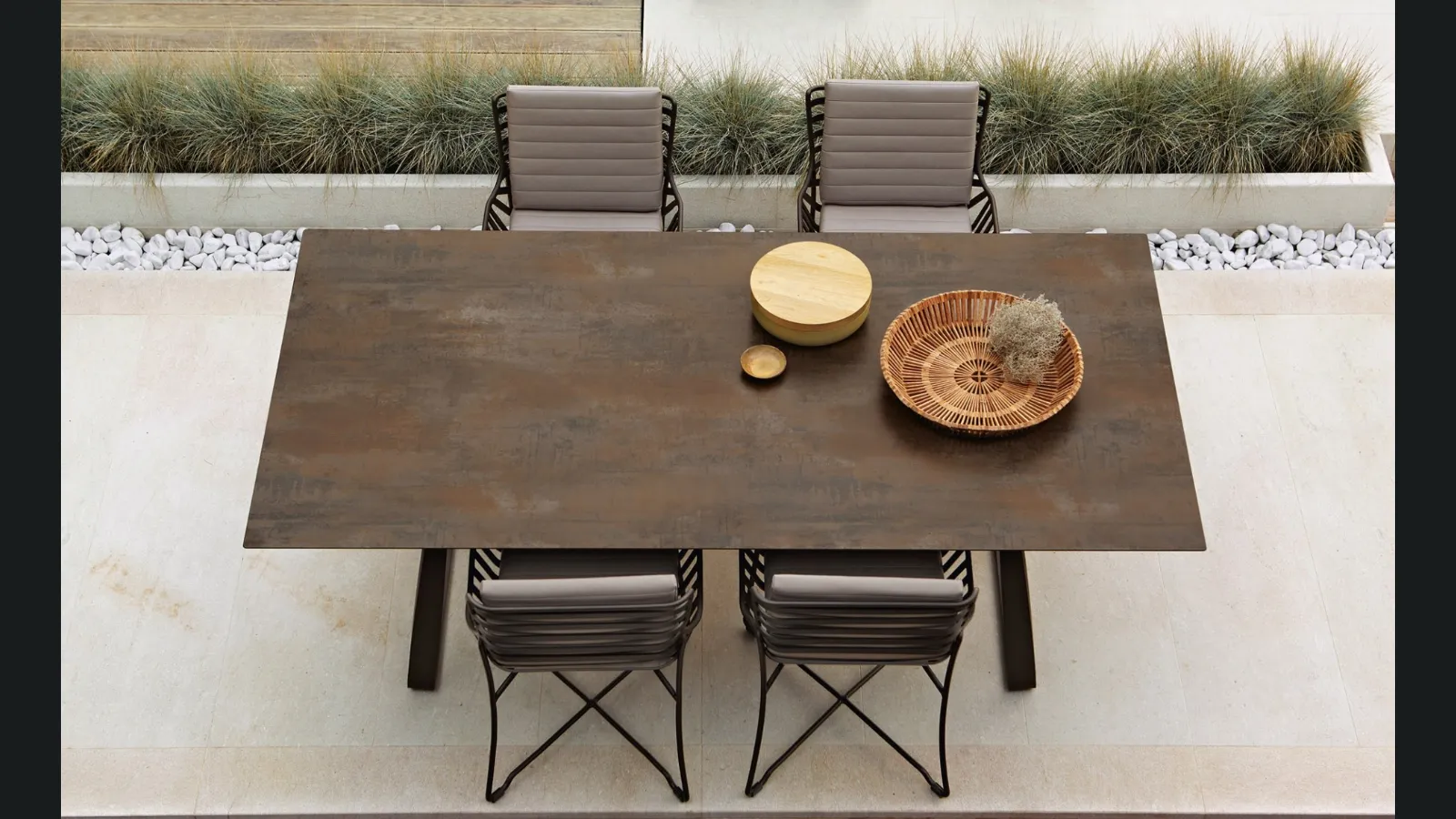 Tavolo e sedie Hamptons Graphics in metallo verniciato a polveri di Roberti