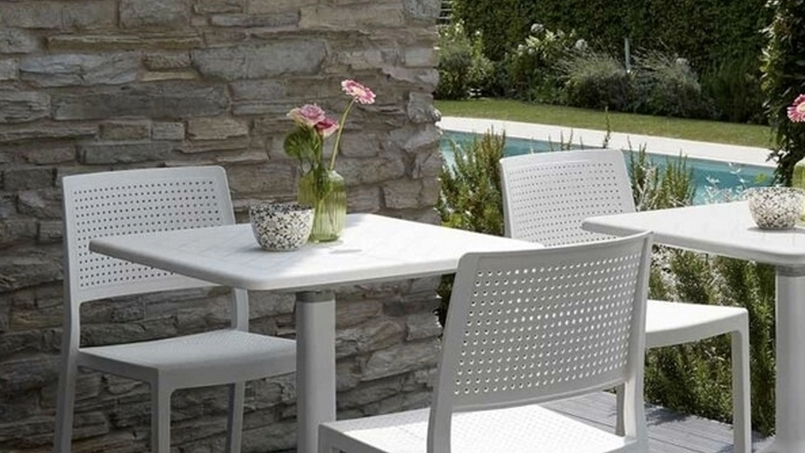 Sedia Katy-F in polipropilene con schienale forato di Sedie Brianza