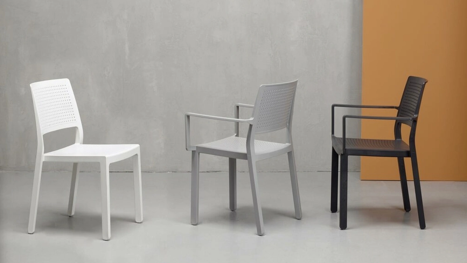 Sedia Katy-F in polipropilene con schienale forato di Sedie Brianza