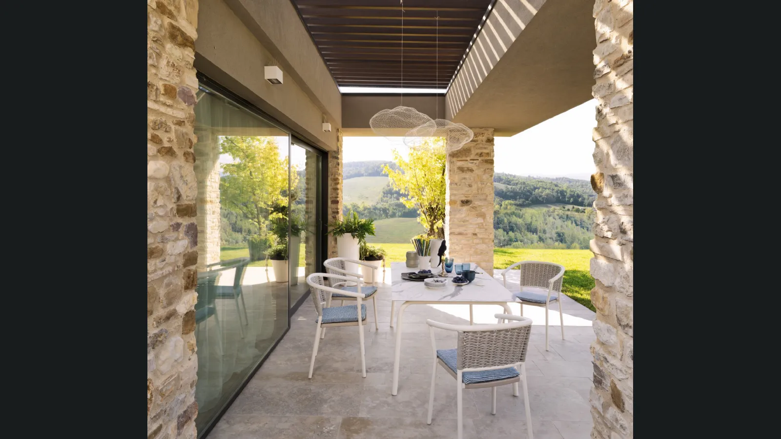 Tavolo Lipari con top in HPL Marble White di Roberti