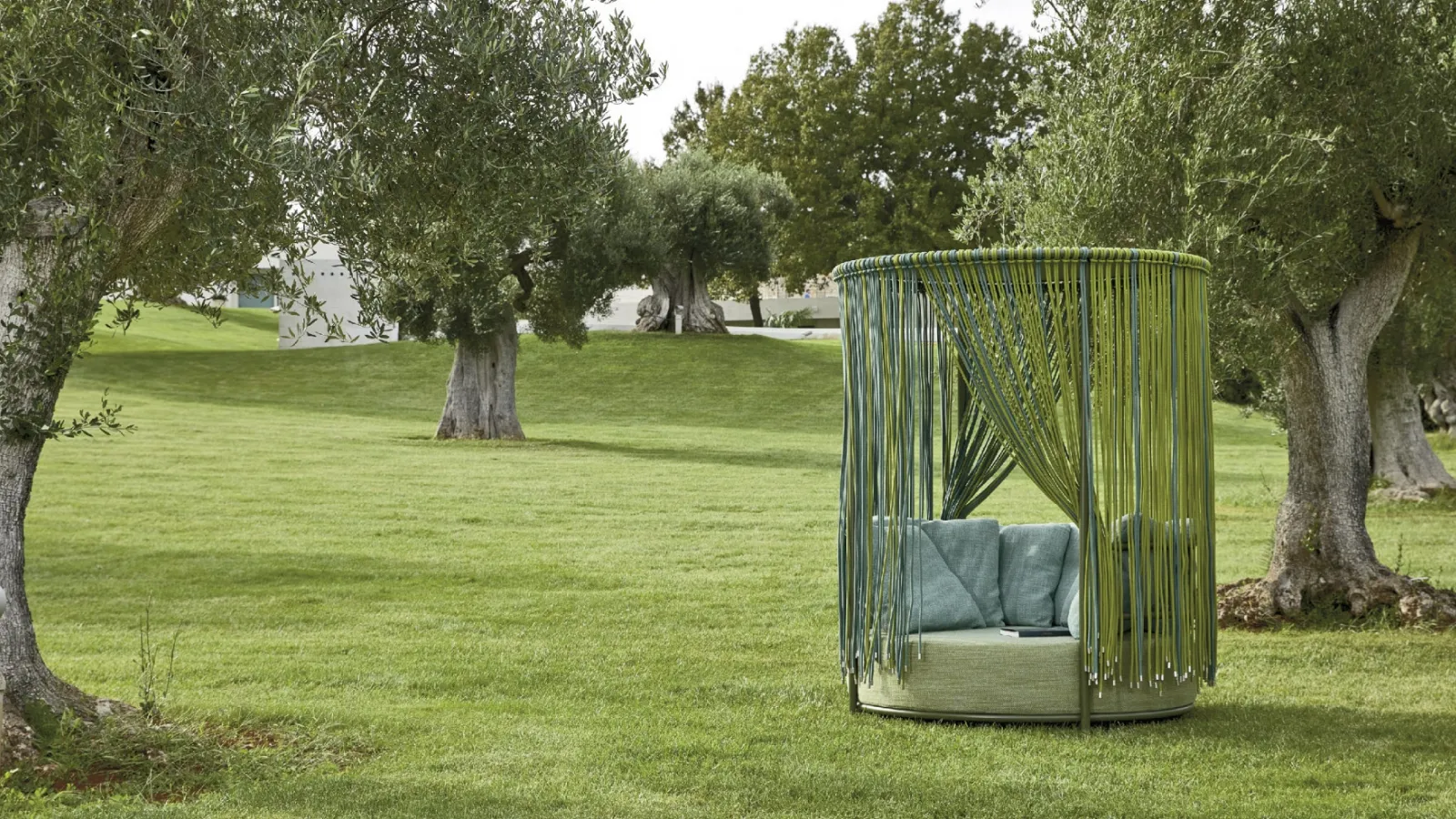 Divano in tessuto imbottito e metallo Oasi di Roberti