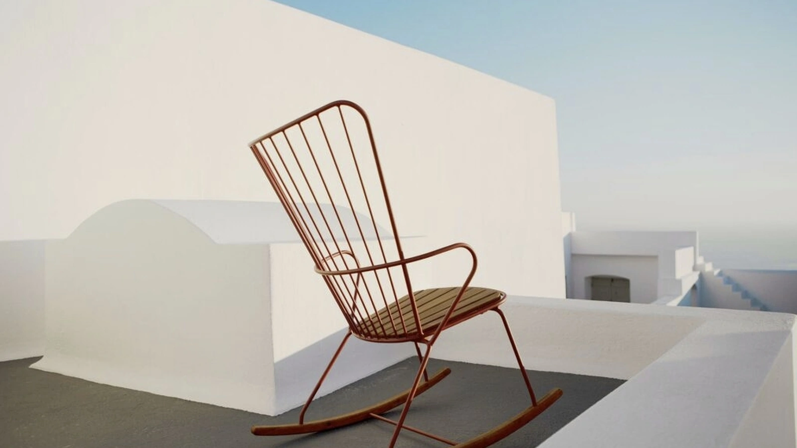 Poltroncina a dondolo Paon in metallo con seduta e base in legno di Sedie Brianza