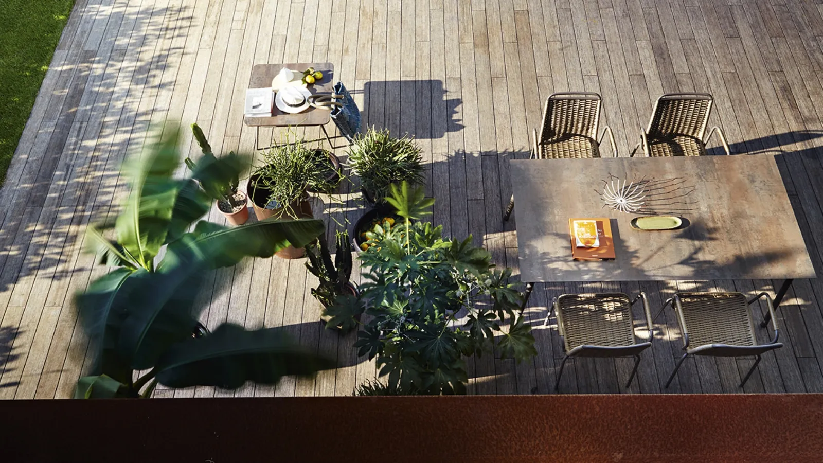 Portofino tavolo rettangolare con base in acciaio e top in HPL finitura in corten di Roberti