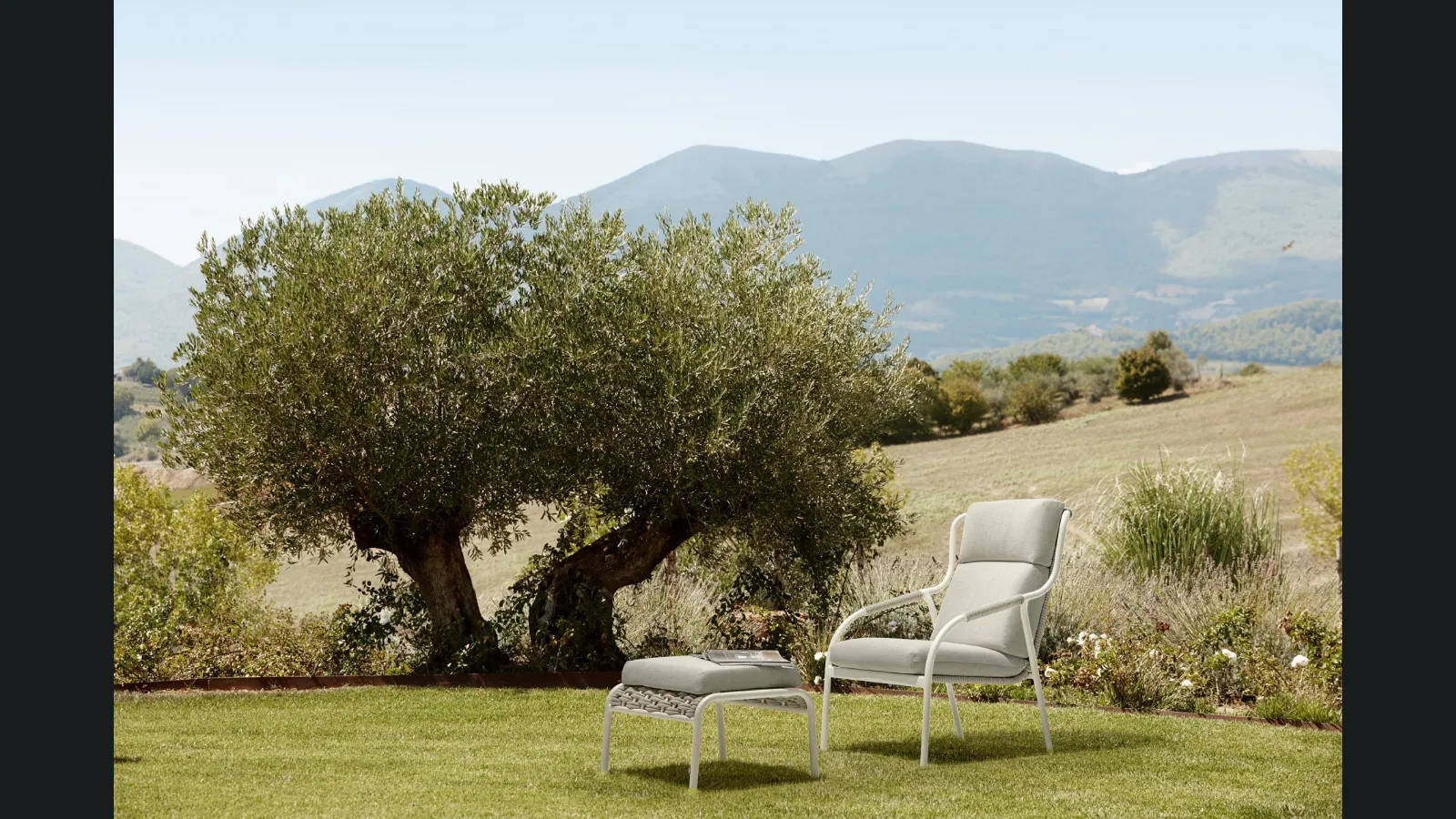 Poltroncina con pouf Capri di Roberti