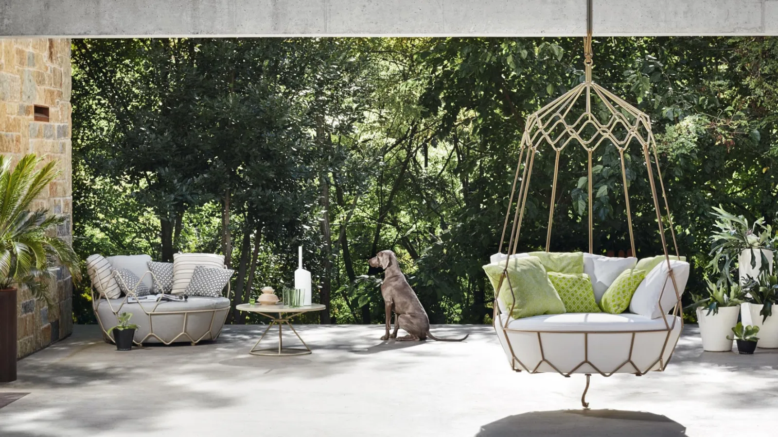 Divano Gravity a terra o sospeso in metallo e tessuto imbottito di Roberti