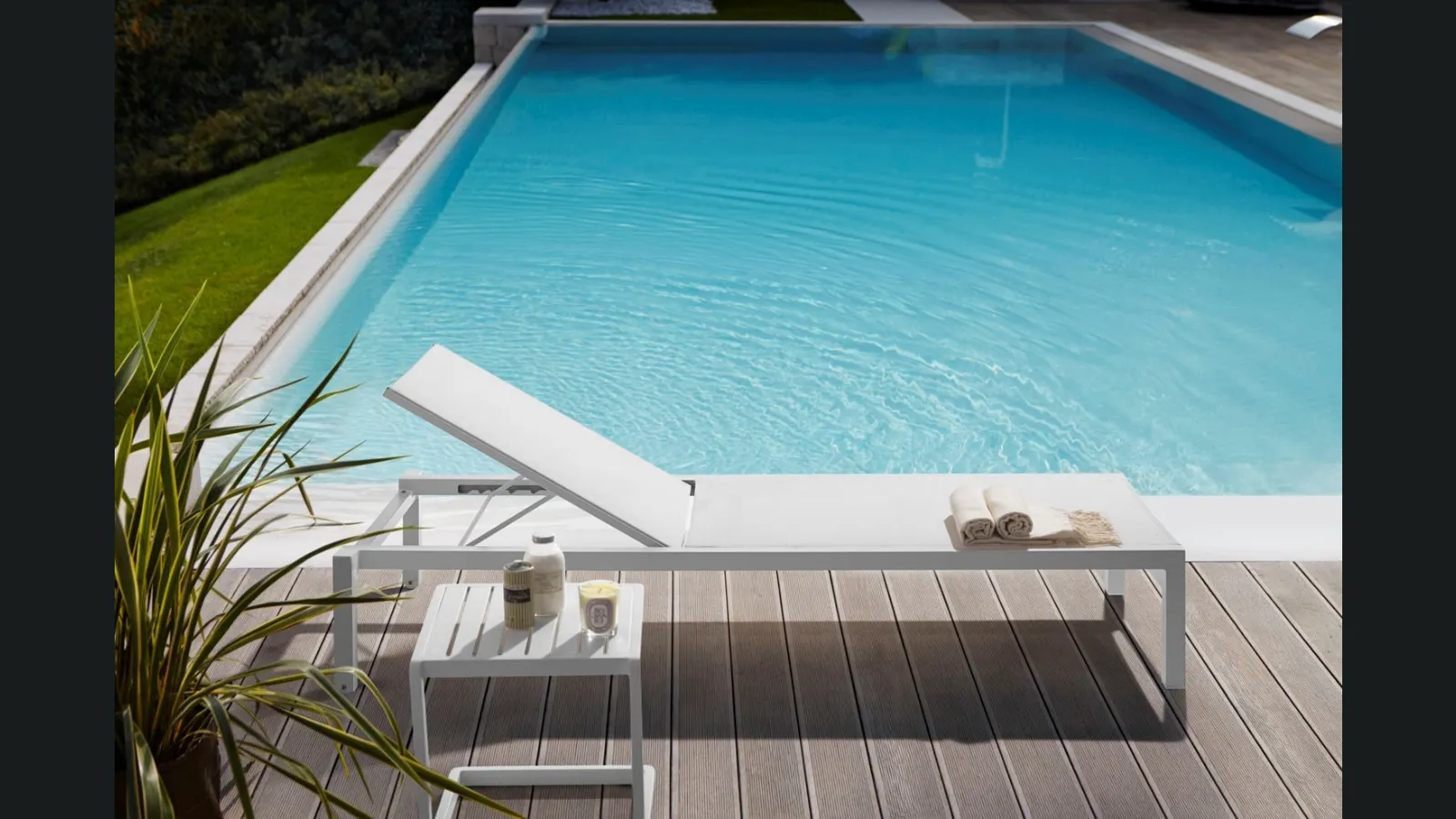 Lettino prendisole Samba Rio e tavolino di Roberti