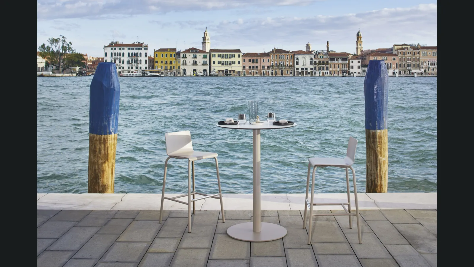 Sgabello e tavolino in alluminio Samba Rio di Roberti