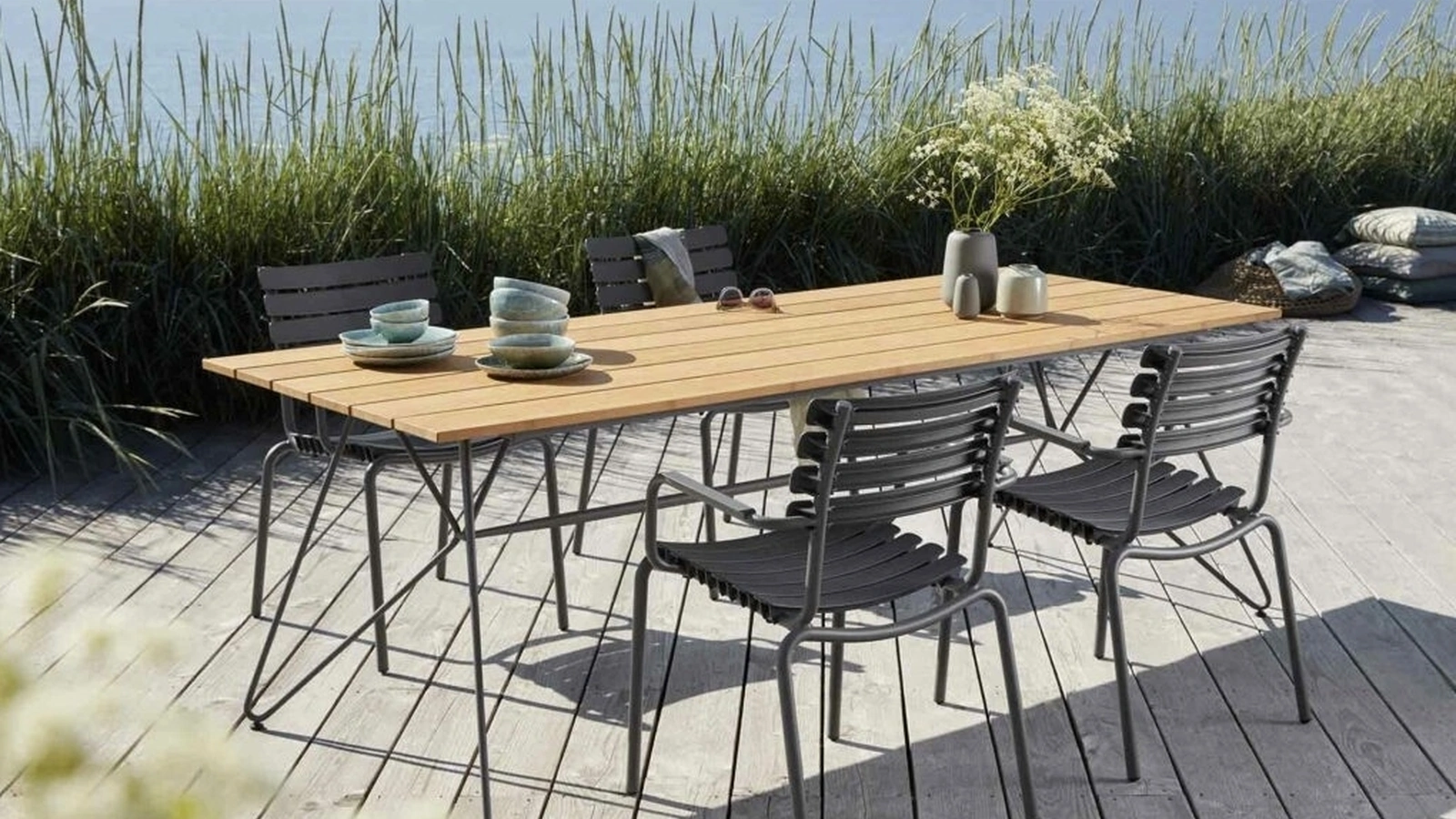 Tavolo Sketch con piano a doghe in legno con base in metallo di Sedie Brianza