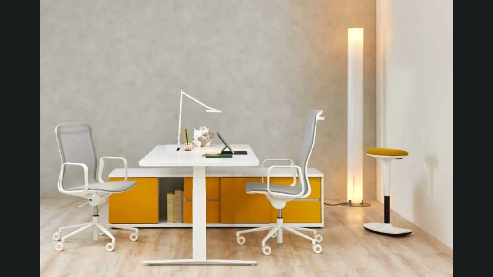 Sedia operativa con telaio in polipropilene rivestito in rete termoresistente Aria di Estel