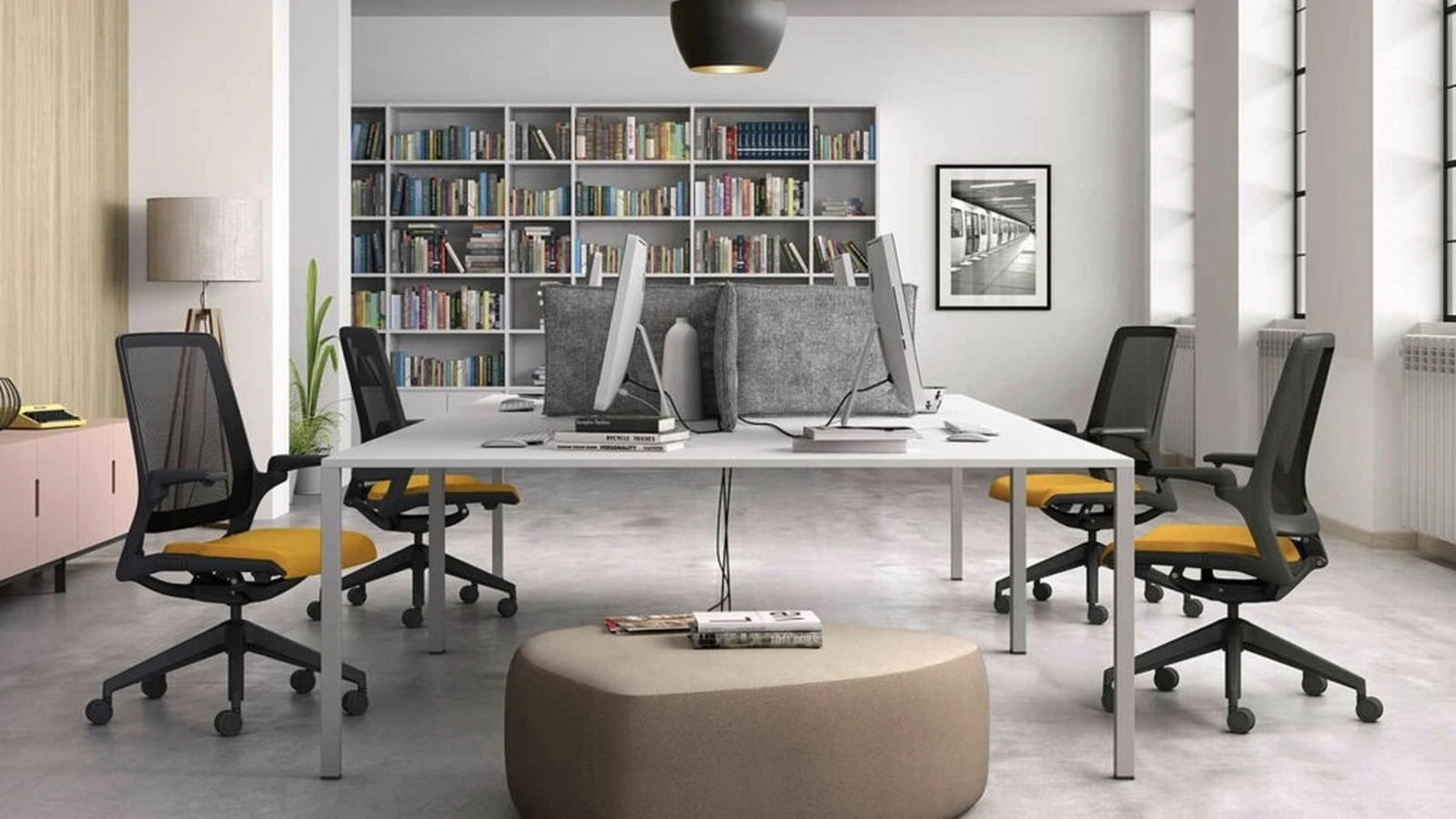 Seduta Operativa Astra-RE con seduta in tessuto imbottito e schienale in tessuto traspirante a rete di Sedie Brianza