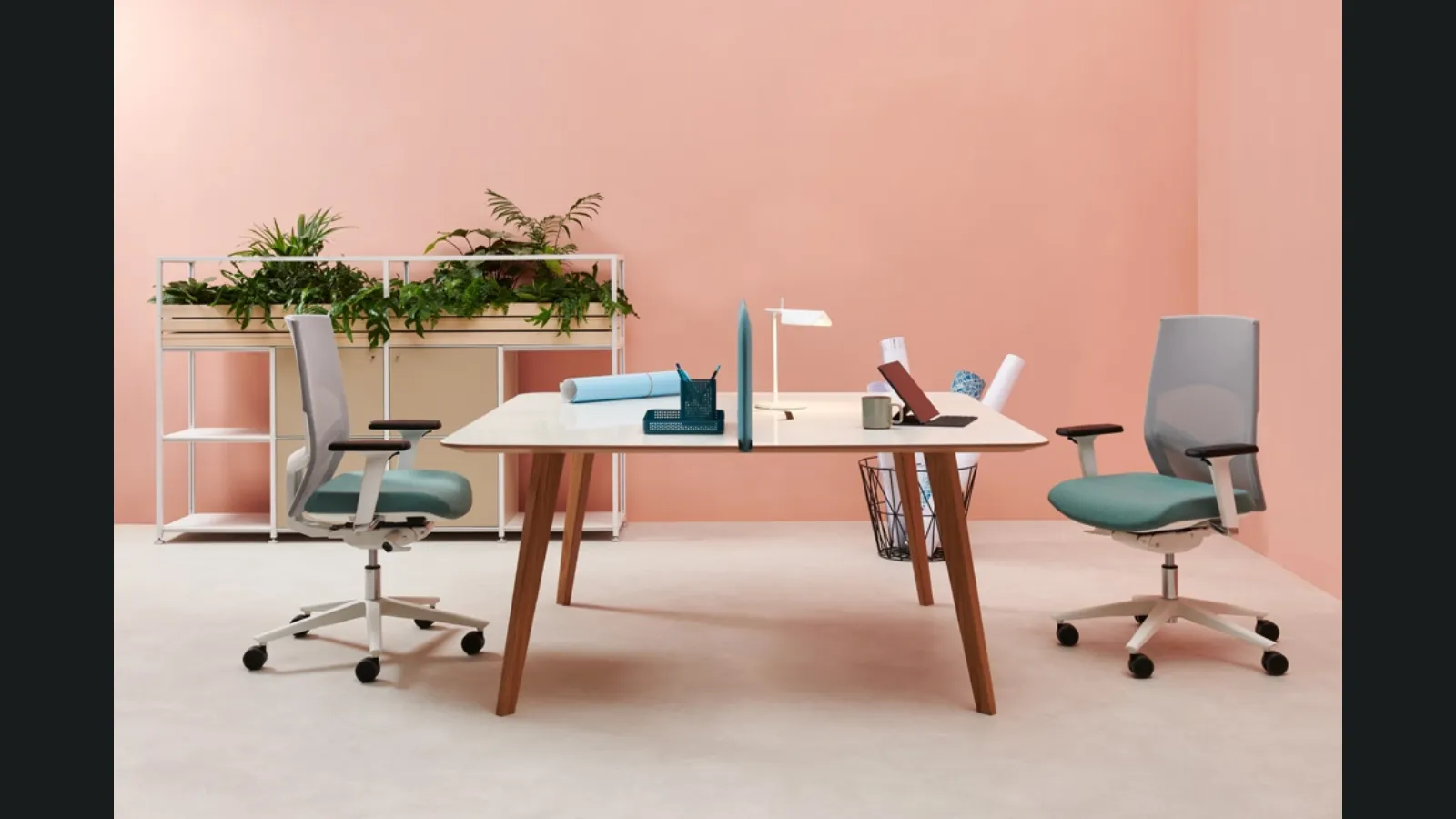 Sedia operativa in tessuto con schienale rivestito in rete traspirante Easy-B di Estel