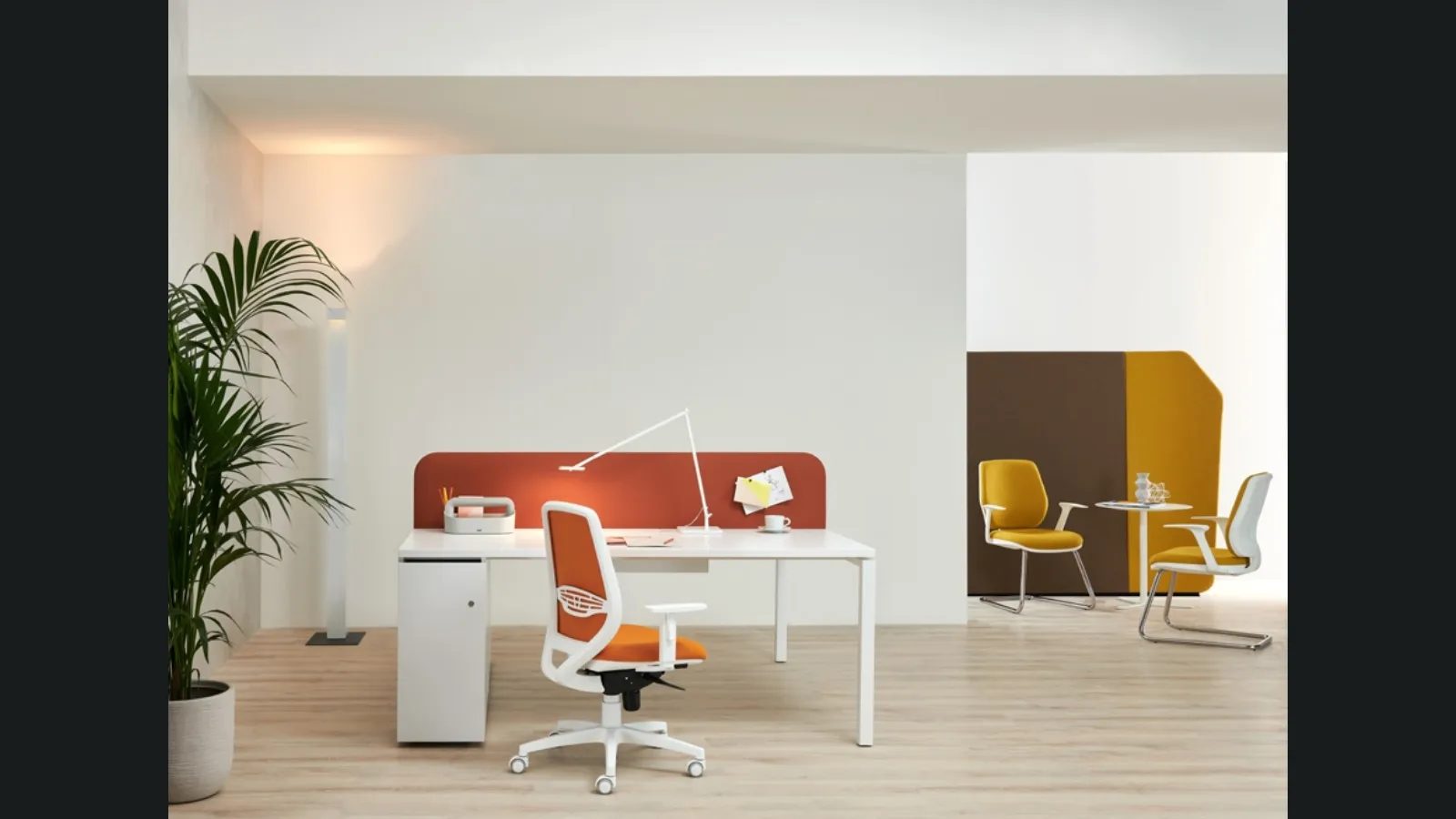 Sedia operativa in tessuto con braccioli First di Estel