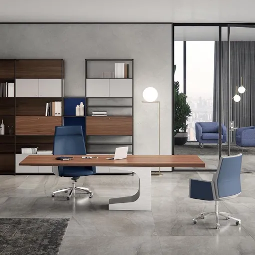 Scrivania direzionale di design con basamento rivestito in acciaio inox satinato e piano in massello Niemeyer di Estel