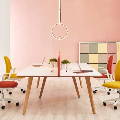 Sedia operativa in tessuto con base in metallo su ruote Now di Estel