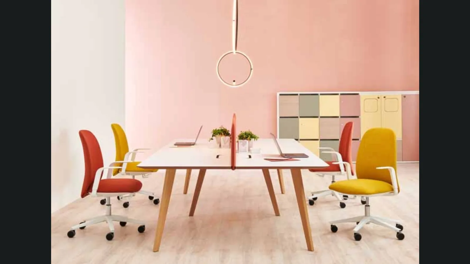 Sedia operativa in tessuto con base in metallo su ruote Now di Estel