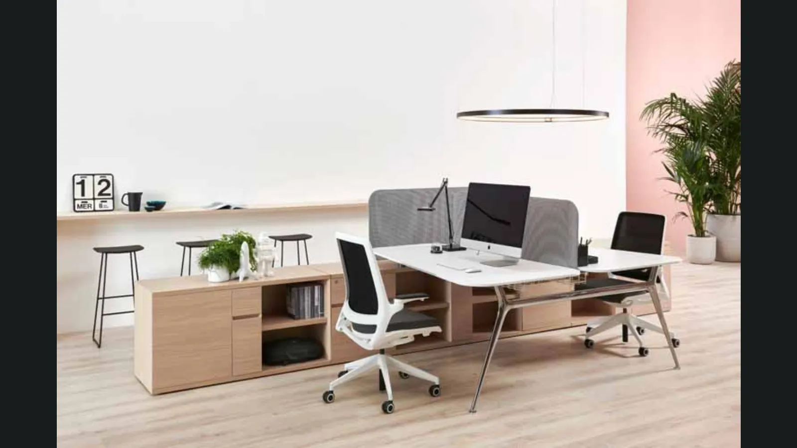 Sedia operativa in tessuto moderna, caratterizzata da un disegno pulito Self di Estel