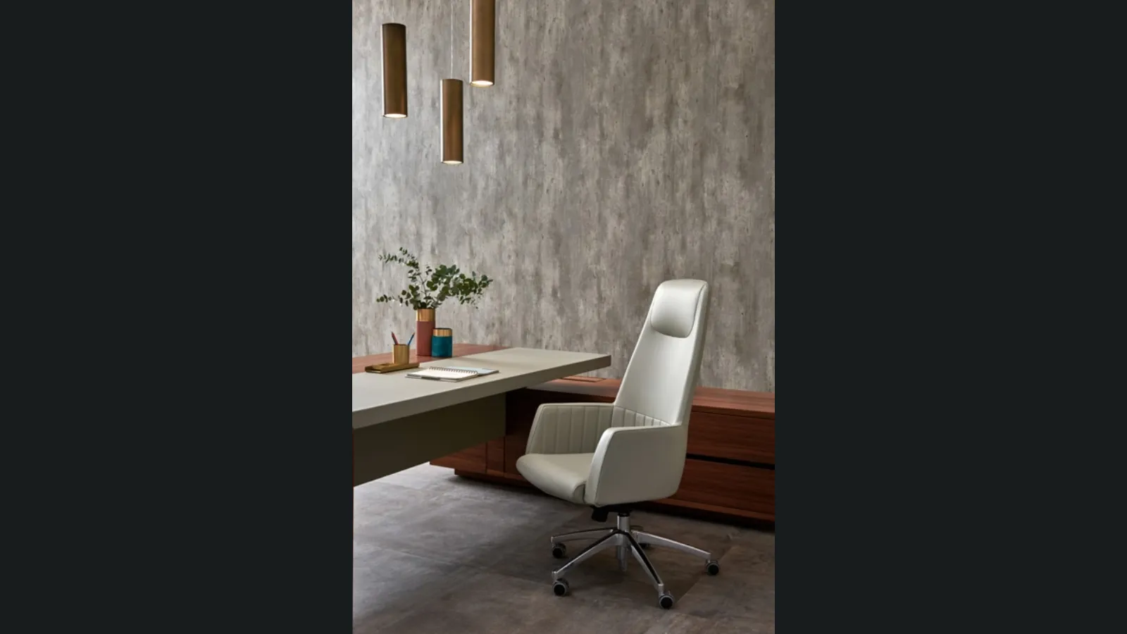 Poltrona direzionale in pelle con movimento basculante Tulip di Estel