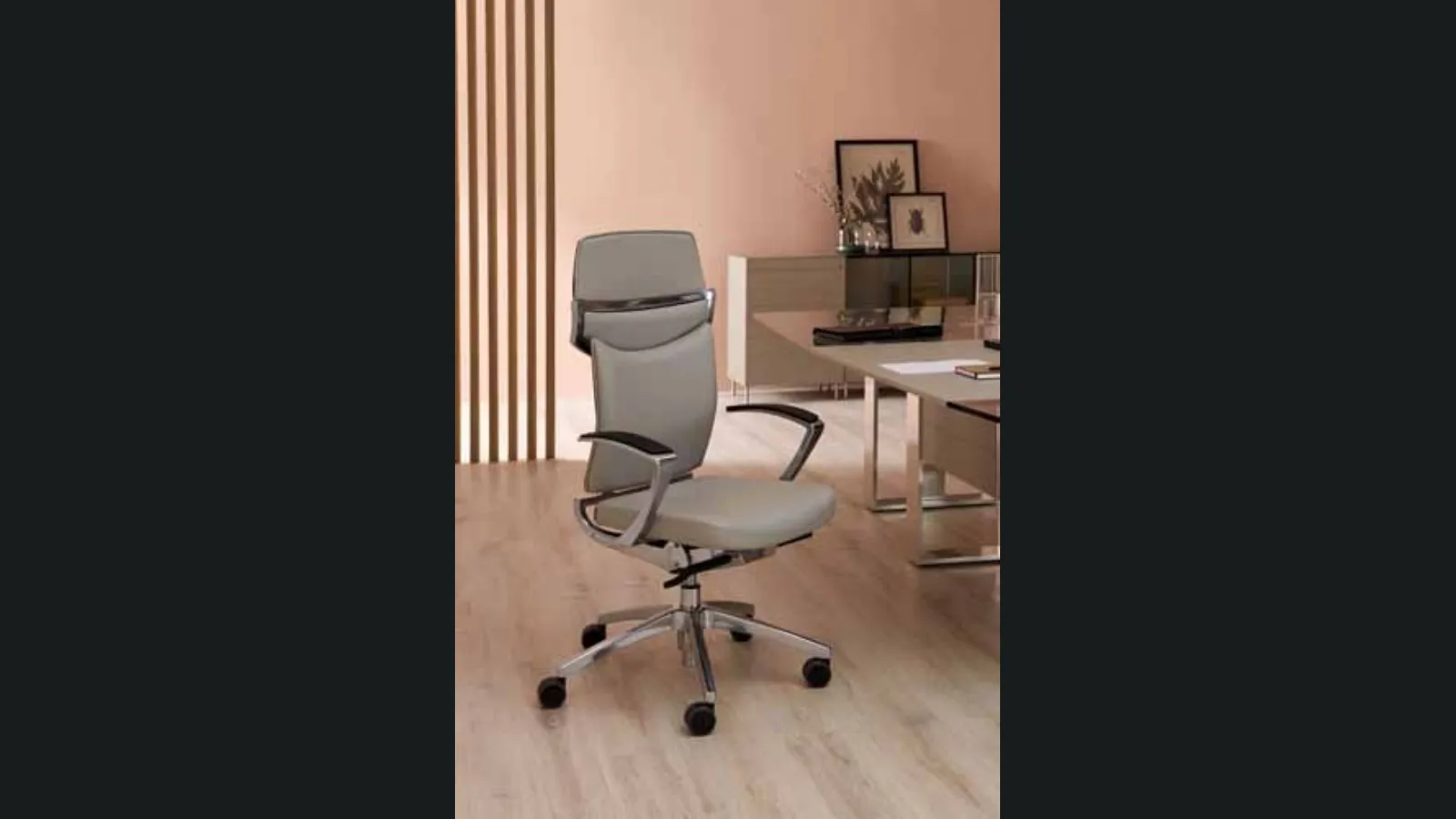 Sedia operativa in pelle regolabile in altezza UniQa di Estel