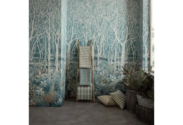 Carta da parati con un bosco incantato di intricati alberi e fiori Sylvania di Larsen