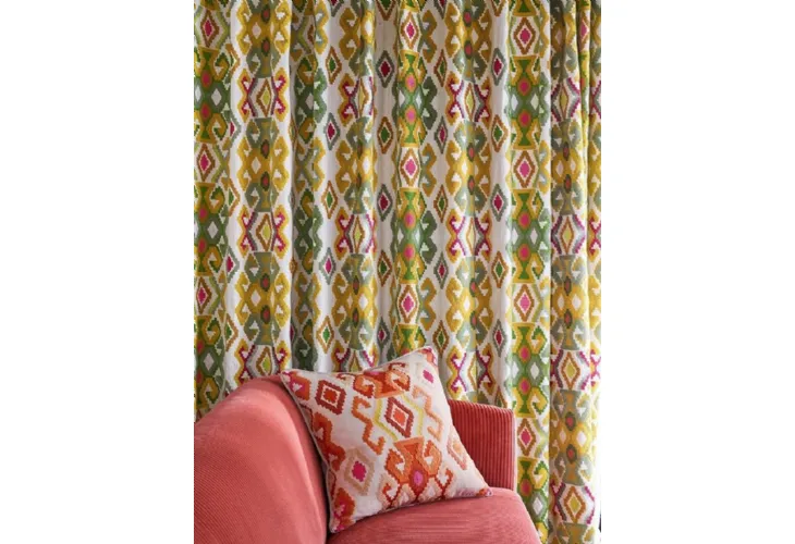 Tenda in lino ricamata con colori vivaci, i motivi geometrici sono ispirati ai tappeti antichi dell'Anatolia Ango di Larsen