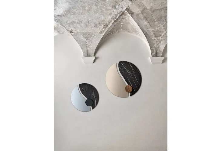 Specchio Luxor con elementi decorativi in SuperMarmo e legno di Bontempi