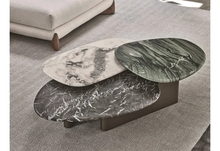 Tavolino con base in legno laccato opaco e tre piani in marmo di dimensioni differenti Callisto Mix di Porada
