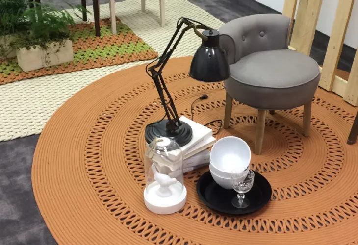 Tappeto Cayman realizzato a mano con diverse lavorazioni in corda nautica di Besana Moquette