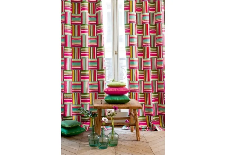 Tenda con motivo a quadri colorati Devani di Manuel Canovas