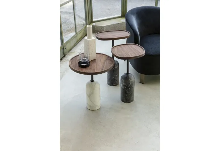 Tavolino con base cilindrica in marmo bianco di Carrara o grigio Carnico, stelo centrale in metallo verniciato finitura nero opaco e piano in massello di noce canaletta Ekero di Porada