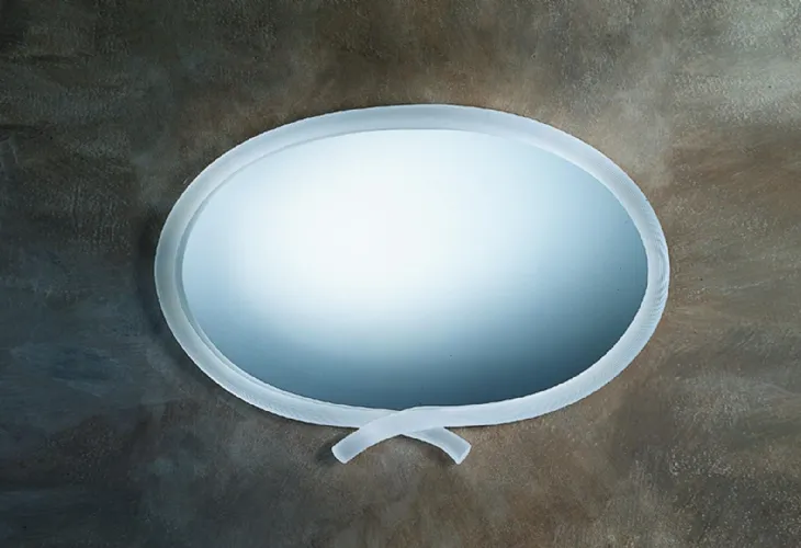 Speccio ovale orizzontale con cornice rigata chiara che forma un fiocco nella parte inferiore