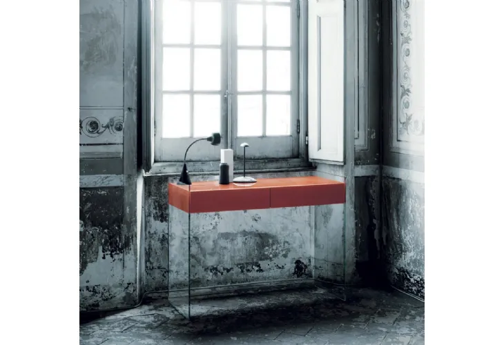 Scrittoio Float in cristallo con cassetti in Wengé rivestiti in cristallo laccato di Glas Italia