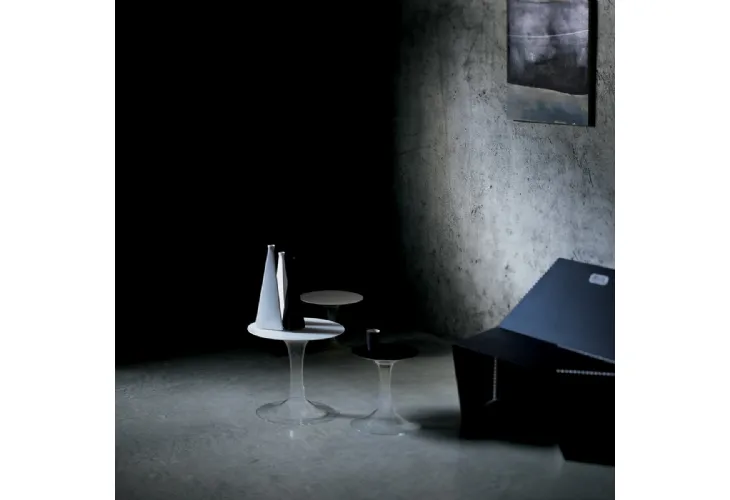 Tavolini rotondi con top in cristallo laccato e base in cristallo borosilicato trasparente Funghetti di Glas Italia