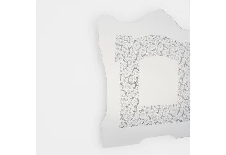 Specchio Spizzo con inserto in pizzo specchiante di Glas Italia