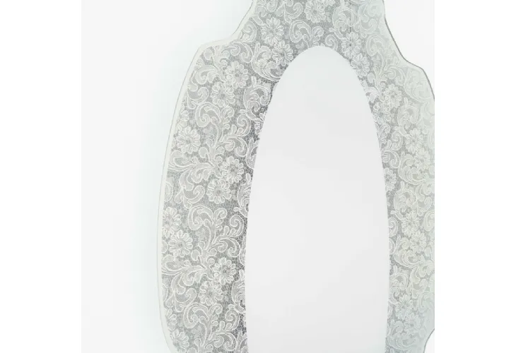 Specchio Spizzo con inserto in pizzo specchiante di Glas Italia