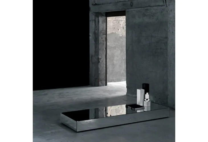 Tavolino I Massi con aspetto monolitico e finitura a specchio su ruote di Glas Italia