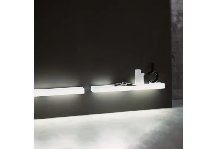 Mensola Light Light in cristallo Bianco opaco con impianto interno di luce a Led di Glas Italia