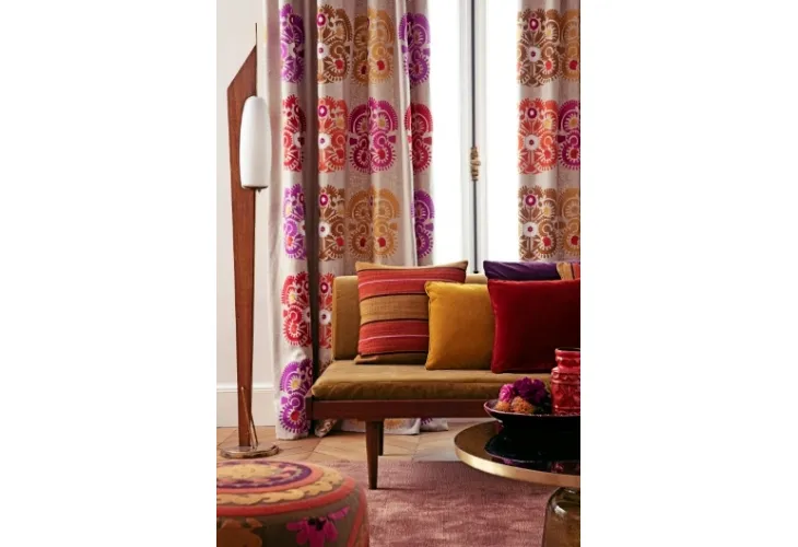 Tenda dai colori vivaci con divano Mona di Manuel Canovas