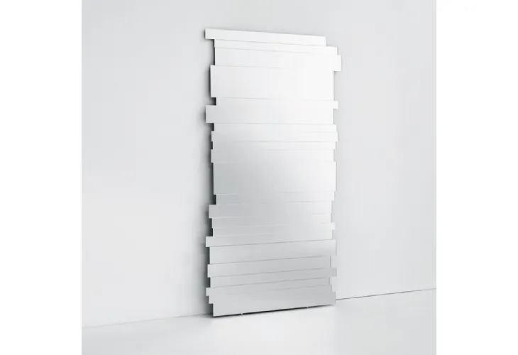 Specchio Paradox realizzato incollando varie fasce di diverse altezze e lunghezze, affiancate in maniera casuale ed irregolare di Glas Italia