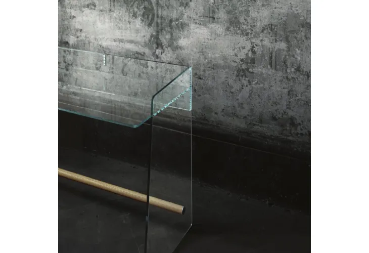 Scrittoio Pirandello in cristallo trasparente con barra poggiapiedi in legno di frassino naturale di Glas Italia