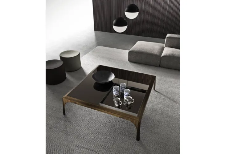 Tavolino quadrato Relevé con top in vetro lucido con vassoio in metallo incorporato e base in legno di Presotto