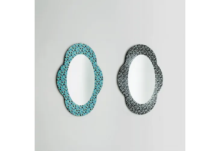 Specchio Settecento in cristallo sagomato con decorazione di Glas Italia