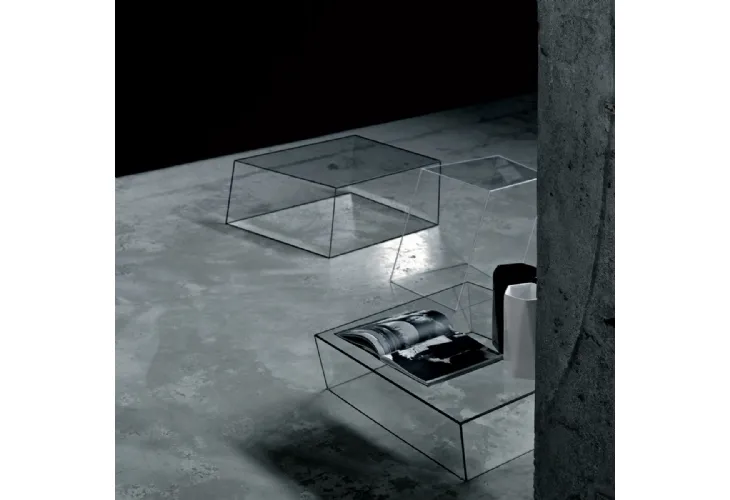 Tavolini Wireframe a forma di parallelepipedi storti in vetro extralight di Glas Italia