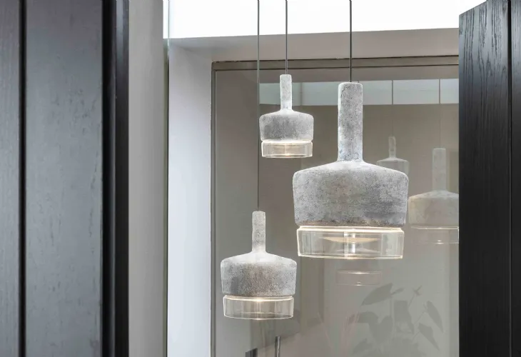 Lampada a sospensione in vetro e cemento Acorn di Pentalight