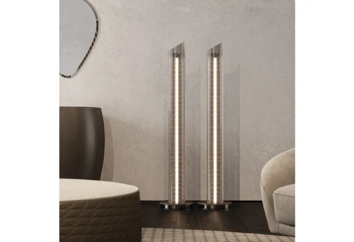 Lampada da terra a due elementi in vetro rigato curvato con base in metallo cromato lucido e legno Aria Piantana di Reflex