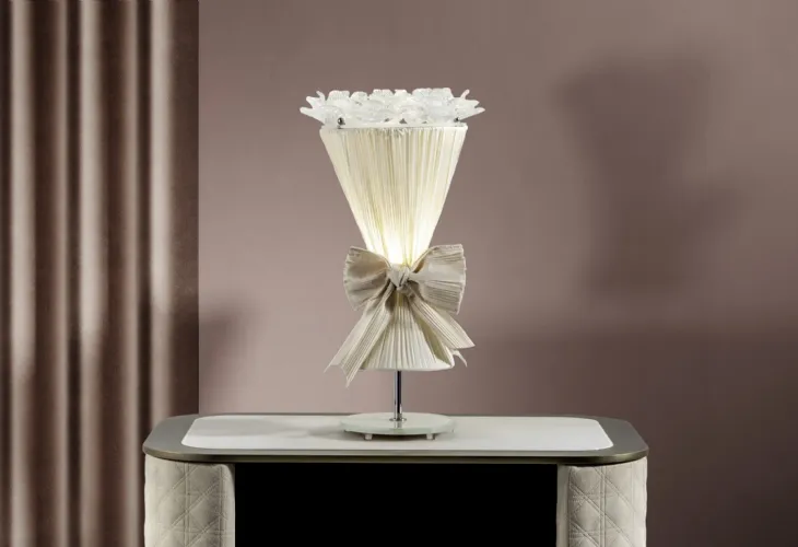 Lampada da tavolo con base a specchio, telaio in ferro con paralume in tessuto plissé e vetro superiore sabbiato con applicazione di decori floreali in vetro di Murano trasparente Bouquet Abatjour di Reflex
